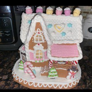 9-Inch LED Lights Gingerbread House, 3 "AA" batteries (not included), Multicolor